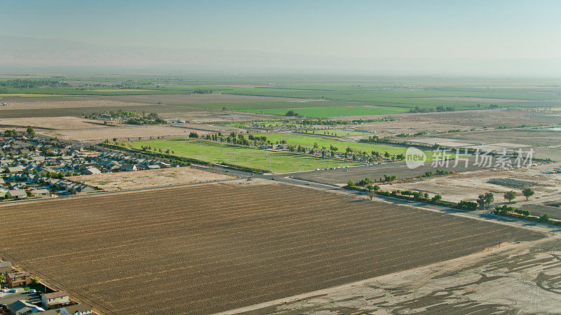 贝克尔斯菲尔德边缘的农田，CA - Aerial
